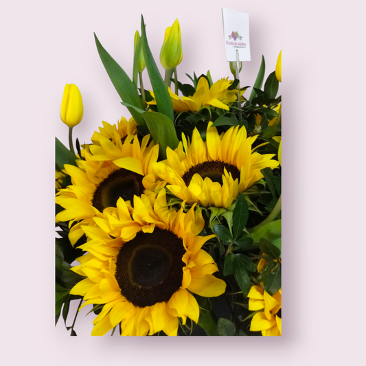 Girasoles y tulipanes