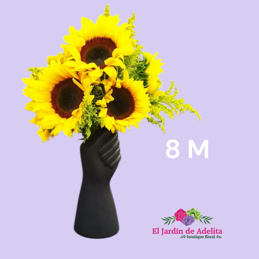 Girasoles en florero en forma de mano